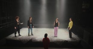 Peça pertinente e incisiva de Sara de Castro lança olhar feminista sobre a justiça  